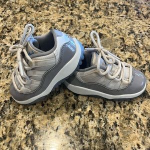 Used toddler Jordan 11's Gray and white Patent leather Size 5.5